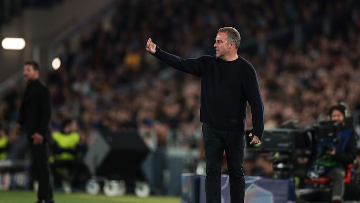 BARCELONA, SPAIN - APRIL 08: Hansi Flick, head coach of FC Barcelona gestures during the UEFA Champions League 2025/26 Quarter-Final First Leg match between FC Barcelona and Club Atlético de Madrid at Estadi Olimpic Lluis Companys on April 08, 2026 in Barcelona, Spain. (Photo by Eric Alonso/Getty Images) Barcellona-Atlético Madrid, Flick: “Pubill? Era rosso e rigore per noi. A cosa serve il VAR?” - immagine 1