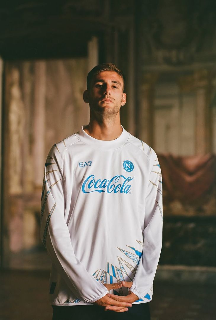 Nuova maglia per il Napoli: gli azzurri presentano il kit pre-gara LA GALLERY - immagine 4