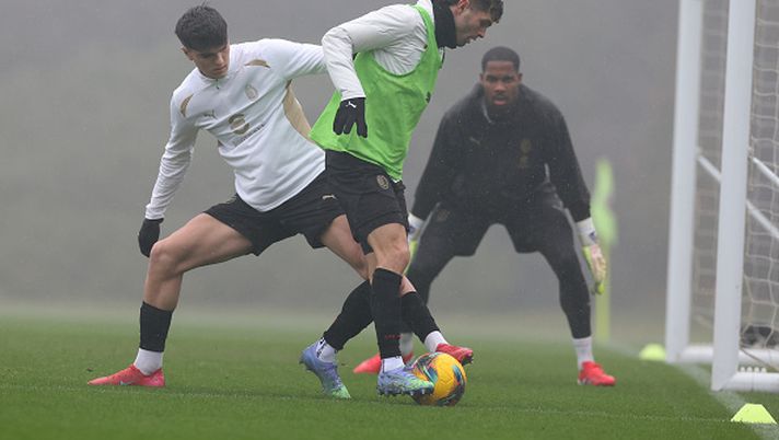 CAIRATE, ITALY - FEBRUARY 25: Christian Pulisic and Davide Bartesaghi of AC Milan compete for the ball during AC Milan training session at Milanello on February 25, 2025 in Cairate, Italy. (Photo by Claudio Villa/AC Milan via Getty Images) Maignan Gimenez