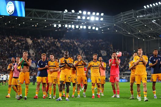 Bergamo, Italia - 24 agosto 2025: Giocatori del Pisa salutano i tifosi dopo il pareggio contro l'Atalanta. (Foto di Francesco Scaccianoce/Getty Images) Pisa-Roma, un film di fantascienza in cui regna… la Forza- immagine 2