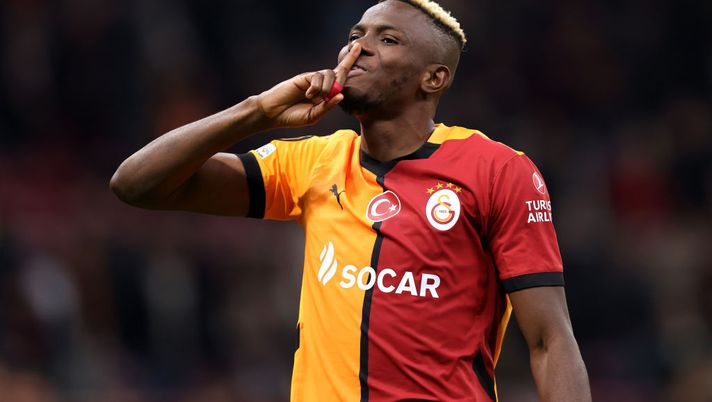 ISTANBUL, TURKEY - NOVEMBER 07: Victor Osimhen of Galatasaray celebrates after the team's victory in the UEFA Europa League 2024/25 League Phase MD4 match between Galatasaray A.S. and Tottenham Hotspur at Ali Sami Yen Spor Kompleksi on November 07, 2024 in Istanbul, Turkey. (Photo by Ahmad Mora/Getty Images) Victor Osimhen, il ritorno al Galatasaray vale uno stipendio da record - immagine 1