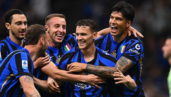 MILAN, ITALY - MAY 03: Kristjan Asllani of FC Internazionale celebrates with his teammates after scoring his team's opening goal during the Serie A match between FC Internazionale and Verona at Stadio Giuseppe Meazza on May 03, 2025 in Milan, Italy. (Photo by Mattia Ozbot - Inter/Inter via Getty Images) Due rigori di fila per Asllani ma ora torna Calhanoglu: come cambia la gerarchia dell’Inter - immagine 1