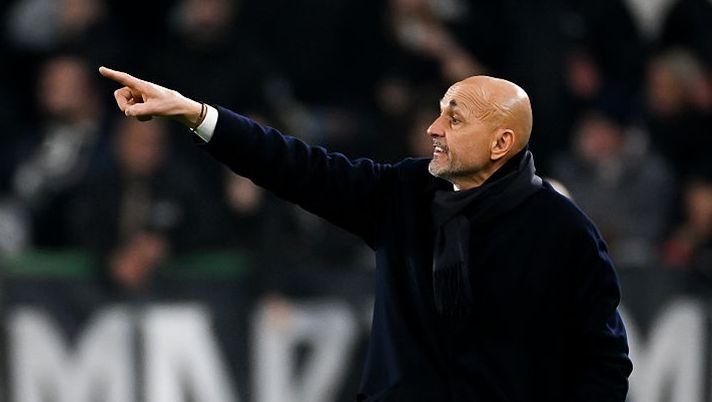 TURIN, ITALY - JANUARY 25: Head coach of Juventus Luciano Spalletti gestures during the Serie A match between Juventus FC and SSC Napoli at Juventus Stadium on January 25, 2026 in Turin, Italy. (Photo by Daniele Badolato - Juventus FC/Juventus FC via Getty Images) Spalletti: “Conte? Pensavo fosse AI! Ecco chi gioca, Koopmeiners, Openda, Bremer, McKennie, Gatti…” - immagine 1