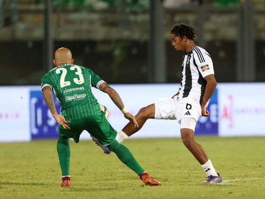 Monopoli, Italia - 14 settembre 2024: Simone Calvano del Monopoli e Livano Comenencia della Juventus Next Gen. (Foto di Juventus FC/Juventus FC via Getty Images) Siracusa-Monopoli, dove vedere la partita in diretta tv e streaming LIVE- immagine 2