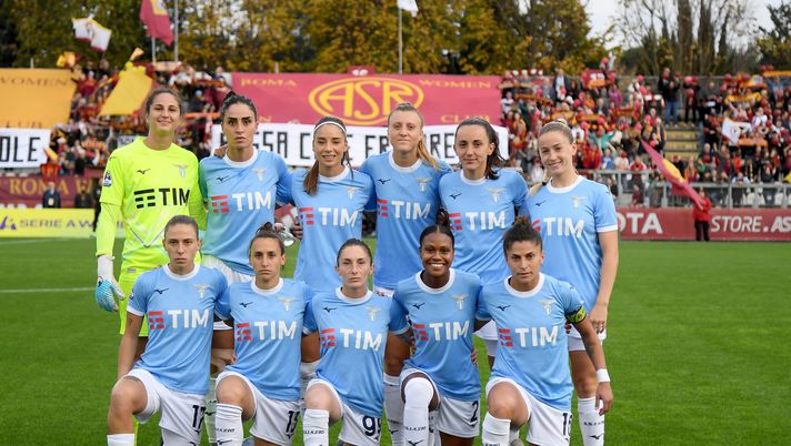 ROME, ITALY - NOVEMBER 16: Lazio women team line up prior to the Serie A match between AS Roma women and Lazio women at Stadio Tre Fontane on November 16, 2025 in Rome, Italy. (Photo by Marco Rosi - SS Lazio/Getty Images) WOMEN | Lazio-Inter, la designazione arbitrale per la settima giornata - immagine 1