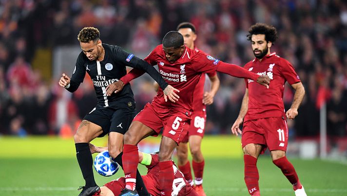 LIVERPOOL, ENGLAND - SEPTEMBER 18: Neymar of Paris Saint-Germain battles with Georginio Wijnaldum and Jordan Henderson of Liverpool during the Group C match of the UEFA Champions League between Liverpool and Paris Saint-Germain at Anfield on September 18, 2018 in Liverpool, United Kingdom. (Photo by Michael Regan/Getty Images) PSG-Liverpool History, esordio con il botto all’Anfield nel 2018: Firmino decisivo al 95′ - immagine 1