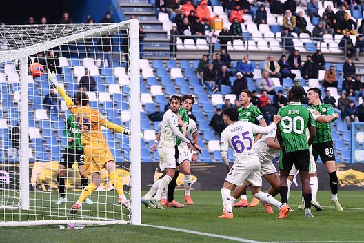SASSUOLO, ITALIA - 6 DICEMBRE: Tarik Muharemovic dell'US Sassuolo Calcio segna il secondo gol della sua squadra durante la partita di Serie A tra l'US Sassuolo Calcio e l'ACF Fiorentina allo Stadio Mapei Città del Tricolore il 6 dicembre 2025 a Sassuolo, Italia. (Foto di Alessandro Sabattini/Getty Images) Minacce di morte alle famiglie dei giocatori della Fiorentina: la condanna dell’AIC- immagine 2