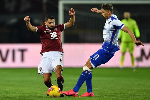 TURIN, ITALY - FEBRUARY 08: Tomas Rincon (L) of Torino FC is clashes with Gaston Ramirez of UC Sampdoria during the Serie A match between Torino FC and UC Sampdoria at Stadio Olimpico di Torino on February 8, 2020 in Turin, Italy. (Photo by Valerio Pennicino/Getty Images)