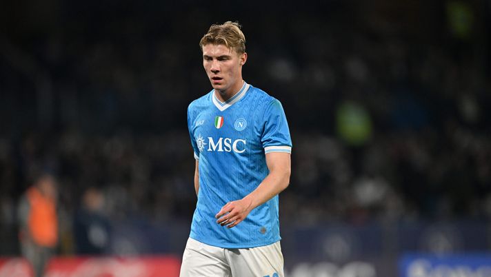 Serata complicata per Rasmus Hojlund, centravanti del Napoli, contro il Parma: la stampa nostrana non fa sconti e lo boccia. hojlund napoli