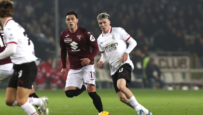 TURIN, ITALY - FEBRUARY 22: Eljif Elmas of Torino competes for the ball with Alex Jimenez of AC Milan during the Serie A match between Torino and AC Milan at Stadio Olimpico di Torino on February 22, 2025 in Turin, Italy. (Photo by Claudio Villa/AC Milan via Getty Images) Verso Torino-Milan: rossoneri chiamati al riscatto dopo l’uscita dalla Coppa Italia - immagine 1