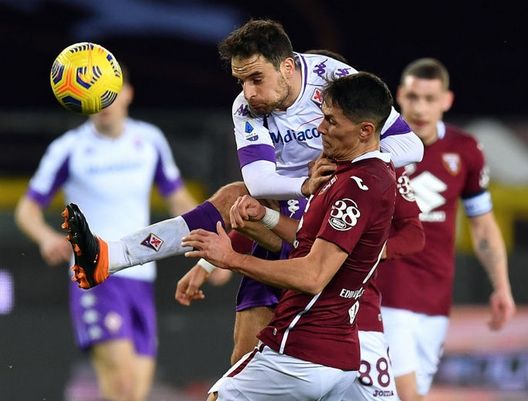 TURIN, ITALY - JANUARY 29: Giacomo Bonaventura of Fiorentina battles with Sasa Lukic of Torino during the Serie A match between Torino FC and ACF Fiorentina at Stadio Olimpico di Torino on January 29, 2021 in Turin, Italy. (Photo by Valerio Pennicino/Getty Images)