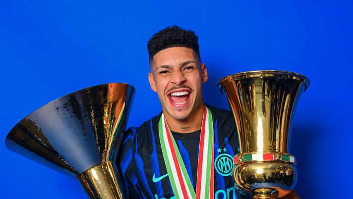 MILAN, ITALY - MAY 17: Luis Henrique of FC Internazionale poses for a portrait with the scudetto Serie A trophy and Coppa Italia after winning the Serie A match between FC Internazionale and Hellas Verona FC at Giuseppe Meazza Stadium on May 17, 2026 in Milan, Italy. (Photo by Mattia Pistoia - Inter/Inter via Getty Images) Romano: “Luis Henrique, addio all’Inter ad un passo a gennaio. Le novità per l’estate” - immagine 1