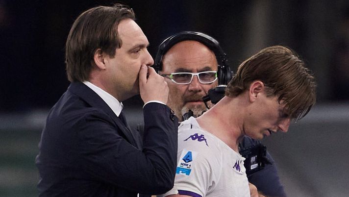VERONA, ITALY - APRIL 04: Albert Gudmundsson of Fiorentina eaves the pitch expelled by the referee during the Serie A match between Hellas Verona FC and ACF Fiorentina at Stadio Marcantonio Bentegodi on April 04, 2026 in Verona, Italy. (Photo by Emmanuele Ciancaglini/Getty Images) Gudmundsson-Suslov continua sui social, il viola: “La maglia? Più facile allo store” - immagine 1