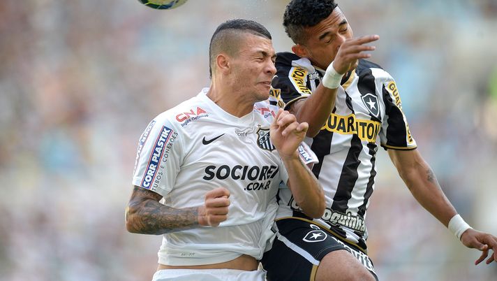RIO DE JANEIRO, BRAZIL - AUGUST 31: Rogerio of Botafogo battles for the ball with Alison of Santos during the match between Botafogo and Santos as part of Brasileirao Series A 2014 at Maracana stadium on August 31, 2014 in Rio de Janeiro, Brazil. (Photo by Alexandre Loureiro/Getty Images) Santos-Botafogo, giganti del Brasile a confronto: ecco il palmares dei due club - immagine 1