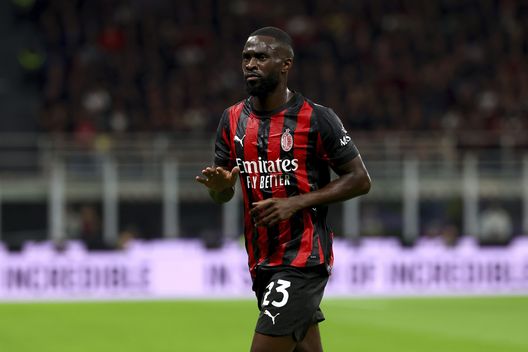 MILAN, ITALY - SEPTEMBER 28: Fikayo Tomori of AC Milan gestures during the Serie A match between AC Milan and SSC Napoli at Giuseppe Meazza Stadium on September 28, 2025 in Milan, Italy. (Photo by Giuseppe Cottini/AC Milan via Getty Images) milan-napoli-2-1-serie-a-le-pagelle-voti-top-modric-pulisic-flop-news-ultima-ora