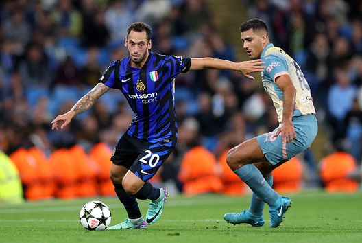 MANCHESTER, ENGLAND - SEPTEMBER 18: Hakan Calhanoglu of FC Internazionale runs with the ball under pressure from Rodri of Manchester City during the UEFA Champions League 2024/25 League Phase MD1 match between Manchester City and FC Internazionale Milano at City of Manchester Stadium on September 18, 2024 in Manchester, England. (Photo by Carl Recine/Getty Images) Milan, l’accelerata improvvisa per Ricci: due possibili motivazioni- immagine 4