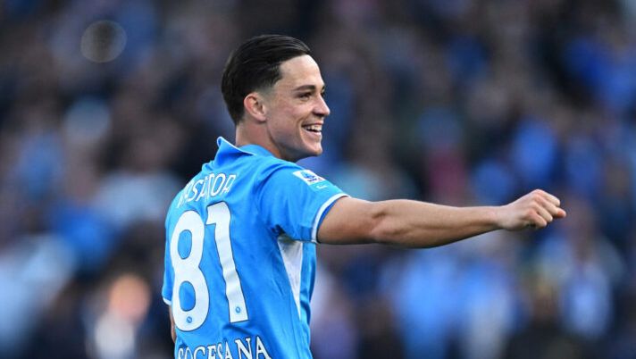 NAPLES, ITALY - MARCH 09: Giacomo Raspadori of Napoli celebrates scoring his team's second goal during the Serie A match between Napoli and Fiorentina at the Stadio Diego Armando Maradona on March 09, 2025 in Naples, Italy. (Photo by Francesco Pecoraro/Getty Images) Cinque appunti per il Mantra: chi schierare alla 35a giornata al fantacalcio - immagine 1