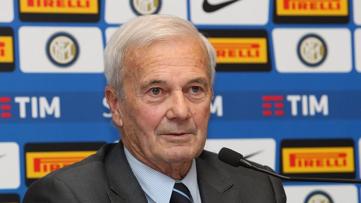 MILAN, ITALY - NOVEMBER 28: Former FC Internazionale coach Luigi Simoni looks on during a press conference to present his biography 'Simoni si nasce. Tre vite per il calcio' prior to the Serie A match between FC Internazionale and ACF Fiorentina at Stadio Giuseppe Meazza on November 28, 2016 in Milan, Italy. (Photo by Marco Luzzani - Inter/FC Internazionale via Getty Images) Torino, il cordoglio della società per la scomparsa di Gigi Simoni - immagine 1