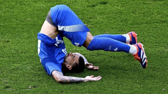BERLIN, GERMANY - JUNE 29: Mattia Zaccagni of Italy is fouled by Remo Freuler of Switzerland (not pictured) during the UEFA EURO 2024 round of 16 match between Switzerland and Italy at Olympiastadion on June 29, 2024 in Berlin, Germany. (Photo by Dan Mullan/Getty Images) La Gazzetta ha ‘graziato’ Zaccagni, ecco la sua pagella: “Qualcosa fa vedere” - immagine 1