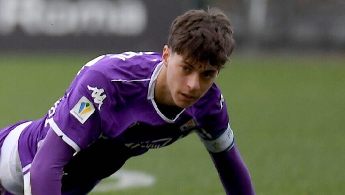 ROME, ITALY - JANUARY 03: Cristo Munoz of SS Lazio competes for the ball with Niccolò Trapani of ACF Fiorentina during the Primavera 1 match between SS Lazio and ACF Fiorentina at the Formello sport Centre on January 03, 2026 in Rome, Italy. (Photo by Marco Rosi - SS Lazio/Getty Images) Dallo scudetto al Modena: Galloppa potrebbe riabbracciare Trapani dopo il trionfo - immagine 1