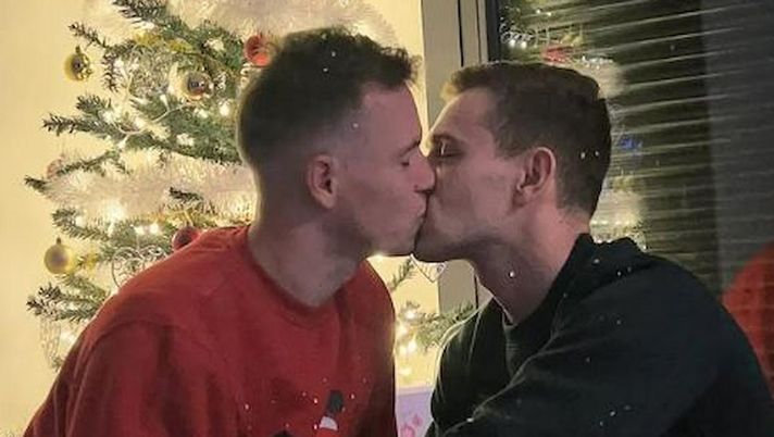 Calcio – ‘Buon Natale’: Jankto posta una foto mentre bacio il suo compagno - immagine 1