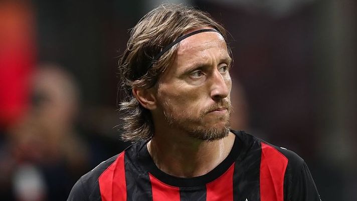 MILAN, ITALY - AUGUST 17: Luka Modric of AC Milan looks on during the Coppa Italia match between AC Milan and SSC Bari at Stadio San Siro on August 17, 2025 in Milan, Italy. (Photo by Marco Luzzani/Getty Images) Moretto svela: “Modric-Milan, tutta la verità sul contratto: dopo un anno c’è la possibilità che…” - immagine 1