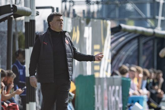 VINOVO, ITALIA - 21 MARZO: L'allenatore dell'AC Milan U20, Giovanni Renna, durante la partita Primavera 1 tra Juventus U20 e AC Milan U20 allo Juventus Center Vinovo il 21 marzo 2026 a Vinovo, Italia. (Foto di Diego Puletto - AC Milan via Getty Images) Serie A Primavera, Milan-Lecce: formazioni ufficiali- immagine 2