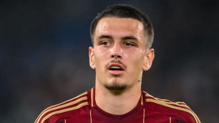 ROME, ITALY - OCTOBER 24: Enzo Le Fee of AS Roma during the UEFA Europa League 2024/25 League Phase MD3 match between AS Roma and FC Dynamo Kyiv at Stadio Olimpico on October 24, 2024 in Rome, Italy. (Photo by Fabio Rossi/AS Roma via Getty Images) Roma, Le Fee passa al Sunderland a titolo definitivo: tutte le cifre dell’operazione - immagine 1