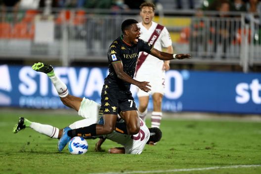 VENEZIA, ITALY - SEPTEMBER 27: David Orekeke of Venezia competes for the ball with Djidji of Torino during the Serie A match between Venezia FC and Torino FC at Stadio Pierluigi Penzo on September 27, 2021 in Venezia, Italy. (Photo by Maurizio Lagana/Getty Images) Da Venezia al Venezia, che crescita per Djidji. Ma un problema fisico lo frena- immagine 3
