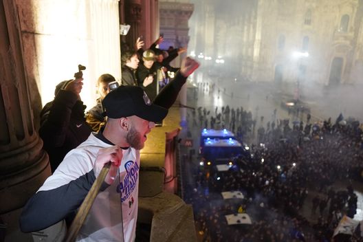 Getty Images Inter, la festa dopo la vittoria. Cena e balli allo Sheraton, poi in Duomo coi tifosi- immagine 2