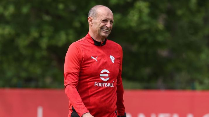 Massimiliano Allegri (allenatore AC Milan), durante una seduta di allenamento con i rossoneri a Milanello | Milan News (Credits foto: Getty Images) Massimiliano Allegri allenatore AC Milan durante una seduta di allenamento con i rossoneri a Milanello