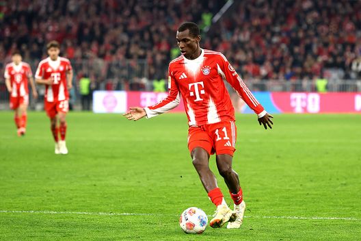 MONACO DI BAVIERA, GERMANIA - 6 MARZO: Nicolas Jackson del Bayern Monaco corre con il pallone durante la partita di Bundesliga tra Bayern Monaco e Borussia Mönchengladbach all’Allianz Arena il 6 marzo 2026 a Monaco di Baviera, Germania. (Foto di Alexander Hassenstein/Getty Images) Nicolas Jackson e il Milan: un lungo corteggiamento, ma serve per l’attacco?- immagine 2