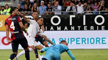 CAGLIARI, ITALY - SEPTEMBER 27: Noah Okafor of AC Milan scores his goal to go 1-1 during the Serie A TIM match between Cagliari Calcio and AC Milan at Sardegna Arena on September 27, 2023 in Cagliari, Italy. (Photo by Enrico Locci/Getty Images)