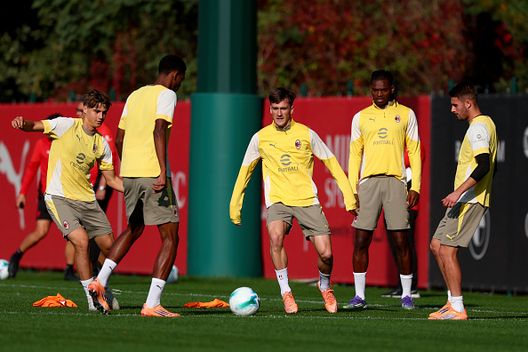 Alexis Saelemaekers oggi a Milanello (Photo by Giuseppe Cottini/AC Milan via Getty Images) Gimenez in gruppo dopo il Messico: oggi a Milanello, tutte le foto