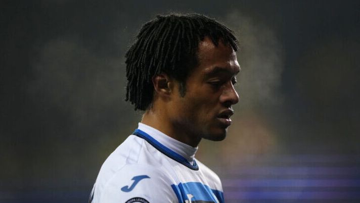 BRUGES, BELGIUM - FEBRUARY 12: Juan Cuadrado #7 of Atalanta looks on in the second half of the UEFA Champions League 2024/25 League Knockout Play-off first leg match between Club Brugge KV and Atalanta BC at Jan Breydel Stadium on February 12, 2025 in Bruges, Belgium. (Photo by Alex Bierens de Haan/Getty Images) Atalanta, dal ruolo di Cuadrado a cosa filtra su De Ketelaere: la formazione - immagine 1