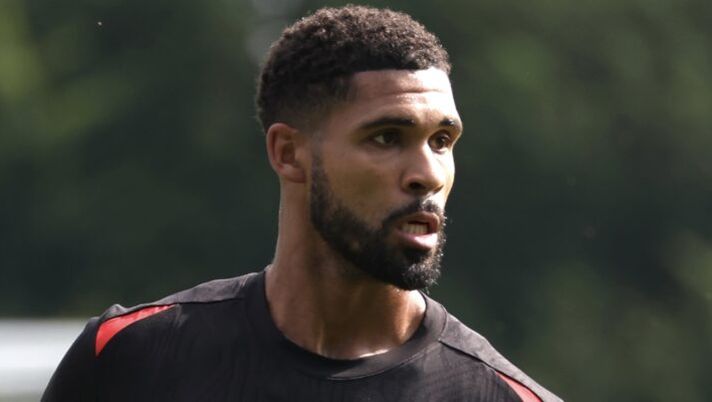 CAIRATE, ITALY - JULY 08: Ruben Loftus-Cheek of AC Milan looks on during an AC Milan Training Session at Milanello on July 08, 2024 in Cairate, Italy. (Photo by Giuseppe Cottini/AC Milan via Getty Images) Gazzetta: “Loftus-Cheek titolare mancato, appendicite acuta e operazione immediata” - immagine 1
