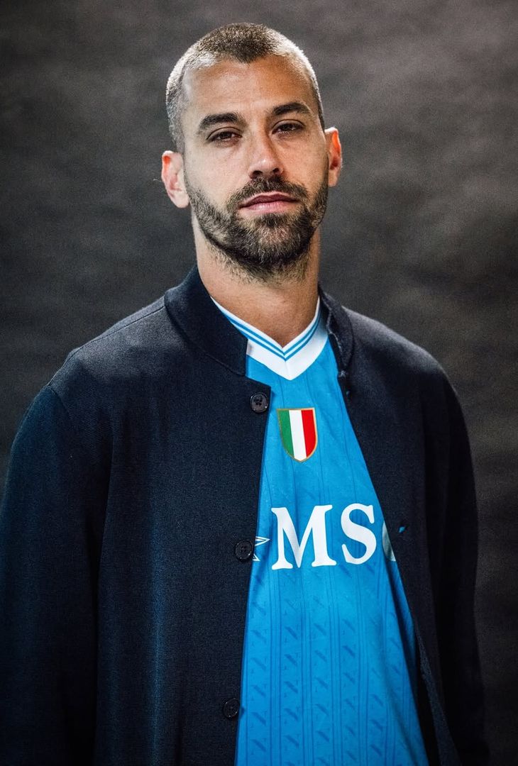 Attraverso un carosello su Instagram, il Napoli ha condiviso alcuni scatti di Leonardo Spinazzola in veste EA7, produttore delle maglie del club e dei capi d'abbigliamento azzurri.