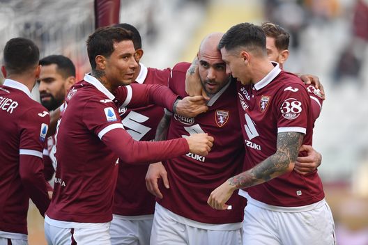 TURIN, ITALY - DECEMBER 08: Simone Zaza (V) of Torino FC celebrates his opening goal with team mates during the Serie A match between Torino FC and ACF Fiorentina at Stadio Olimpico di Torino on December 8, 2019 in Turin, Italy. (Photo by Valerio Pennicino/Getty Images)