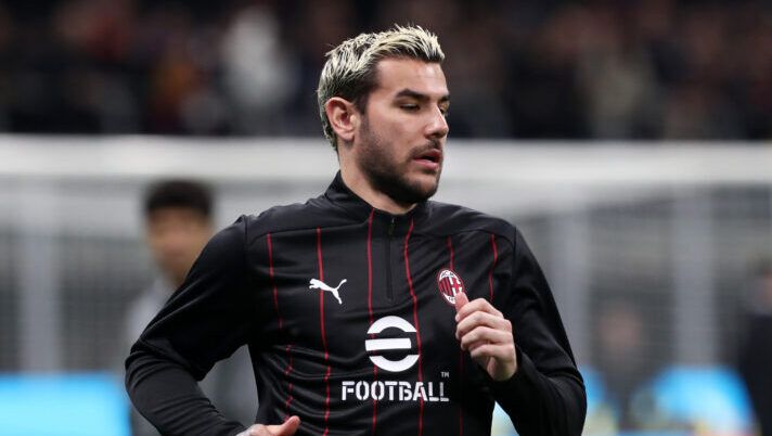 MILAN, ITALY - APRIL 02: Theo Hernandez of AC Milan warms up prior to the Coppa Italia Semi Final match between AC Milan and FC Internazionale at Stadio Giuseppe Meazza on April 02, 2025 in Milan, Italy. (Photo by Marco Luzzani/Getty Images) Theo per ora non accetta e l’Al Hilal potrebbe cambiare obiettivo: le novità! Kim-Milan, cosa filtra - immagine 1