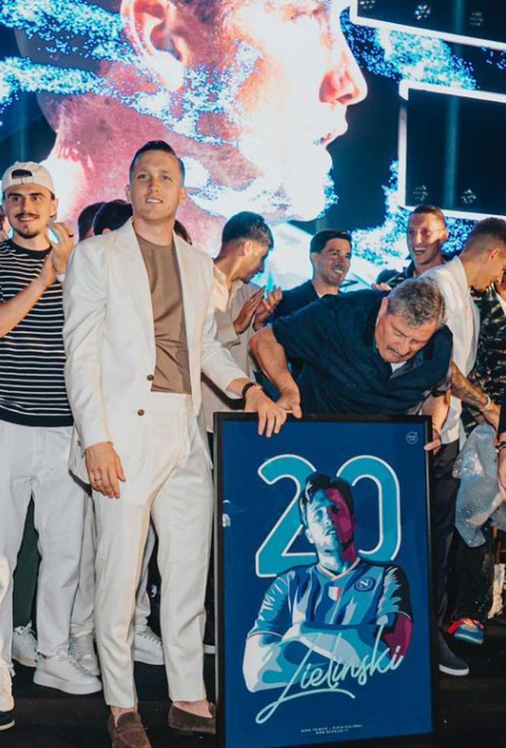 GALLERY Zielinski festeggia il suo ultimo compleanno a Napoli: le immagini- immagine 1