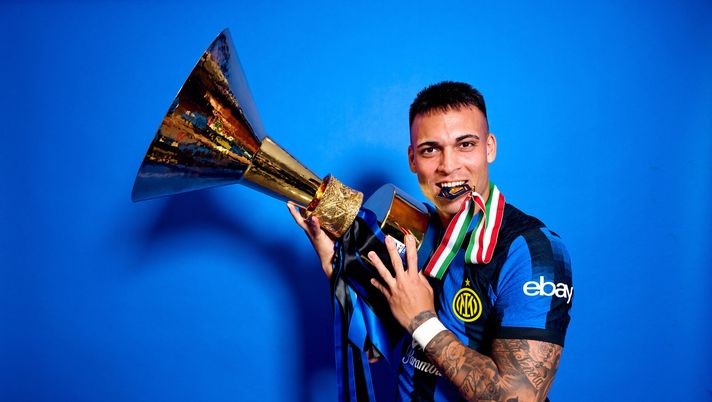 MILAN, ITALY - MAY 19: Capitan Lautaro Martinez of FC Internazionale poses for a photo with the Serie A TIM Scudetto title trophy after the Serie A TIM match between FC Internazionale and SS Lazio at Stadio Giuseppe Meazza on May 19, 2024 in Milan, Italy. (Photo by Mattia Ozbot - Inter/Inter via Getty Images) UFFICIALE – Inter, è Lautaro Martinez l’MVP della Serie A 23/24: “Migliore in assoluto” - immagine 1