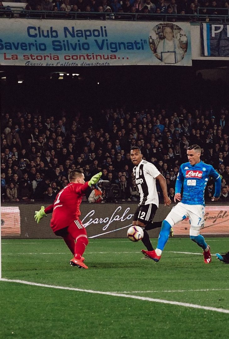 Poco più di 24 ore separano Napoli-Juventus dal suo fischio d'inizio. Valevole per la 14ª giornata di Serie A, la gara andrà in scena domani, domenica 7 dicembre, alle 20:45. Nel frattempo, per smorzare l'attesa, l'account Instagram della società partenopea ha pubblicato un post composto da sedici fotografie, una per ogni battaglia (fatta eccezione per la _'manita'_ del febbraio 2023) che ha avuto per protagoniste, sotto i riflettori dello Stadio Diego Armando Maradona (chiamato San Paolo fino al novembre 2020), la compagine azzurra e quella bianconera. Un viaggio che va a ritroso: dalla stagione 2024/25 allo scontro più recente, ovvero quello dell'annata 2010/11.