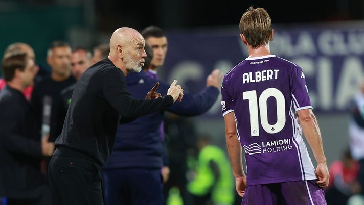 FLORENCE, ITALY - OCTOBER 26: Head coach Stefano Pioli manager of ACF Fiorentina and Albert Gudmundsson of ACF Fiorentina reacts during the Serie A match between ACF Fiorentina and Bologna FC 1909 at Artemio Franchi on October 26, 2025 in Florence, Italy. (Photo by Gabriele Maltinti/Getty Images) CorSport su Gudmundsson: “Bonus scattati. Ecco quanto ha speso la Fiorentina” - immagine 1