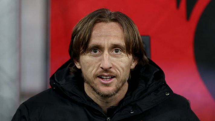 MILAN, ITALY - JANUARY 18: Luka Modric of AC Milan looks on prior to the Serie A match between AC Milan and US Lecce at Giuseppe Meazza Stadium on January 18, 2026 in Milan, Italy. (Photo by Marco Luzzani/Getty Images) Gimenez: “Modrić è il mio vicino di casa, mi ha aiutato molto. Una volta…” - immagine 1