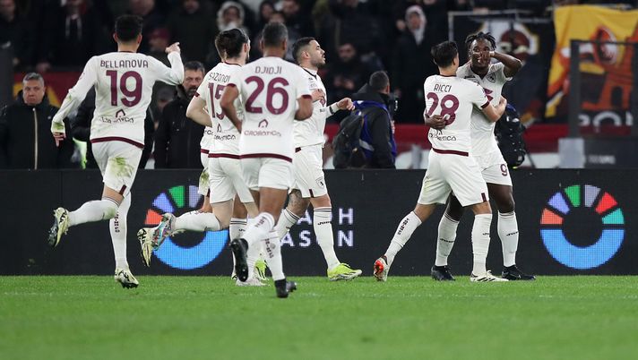 ROME, ITALY - FEBRUARY 26: Duvan Zapata of Torino FC celebrates scoring his team's first goal with team mates during the Serie A TIM match between AS Roma and Torino FC at Stadio Olimpico on February 26, 2024 in Rome, Italy. (Photo by Paolo Bruno/Getty Images) Roma-Torino 1-1, Bellanova al 45′: “Sfortunati sul rigore, dobbiamo stare attenti” - immagine 1