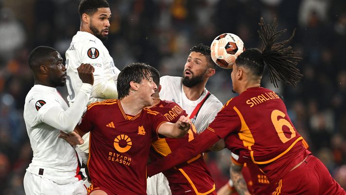 ROME, ITALY - APRIL 18: Edoardo Bove (L), Gianluca Mancini (C) and Chris Smalling (R) of AS Roma competes for the ball with Fikayo Tomori (L), Ruben Loftus-Cheek (C) and Olivier Giroud (R) of AC Milan during the UEFA Europa League 2023/24 Quarter-Final second leg match between AS Roma and AC Milan at Stadio Olimpico on April 18, 2024 in Rome, Italy. (Photo by Claudio Villa/AC Milan via Getty Images) Zazzaroni: “Il Milan a cinque punte sapeva di puro disagio e addio” - immagine 1