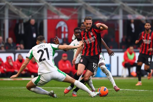 MILANO, ITALIA - 14 DICEMBRE: Adrien Rabiot del Milan si contende il pallone con Jay Idzes del Sassuolo durante la partita di Serie A tra Milan e Sassuolo Calcio allo stadio Giuseppe Meazza il 14 dicembre 2025 a Milano, Italia. (Foto di Giuseppe Cottini/AC Milan via Getty Images) Un derby italiano per l’Indonesia: Jay Idzes supera Emil Audero come calciatore indonesiano del 2026- immagine 2