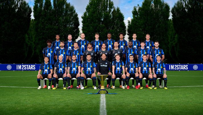 L’Inter campione d’Italia in posa: lo scatto ufficiale con la coppa del 20° Scudetto - immagine 1