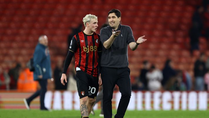 BOURNEMOUTH, ENGLAND - MARCH 03: Andoni Iraola, Manager of AFC Bournemouth, speaks with Alex Jimenez after the Premier League match between Bournemouth and Brentford at Vitality Stadium on March 03, 2026 in Bournemouth, England. (Photo by Charlie Crowhurst/Getty Images) Bournemouth, escluso l’ex Milan Jimenez: messaggi inappropriati a una quindicenne - immagine 1