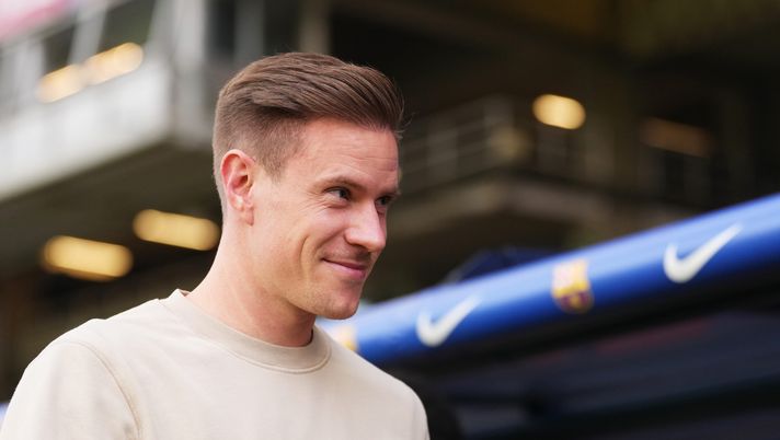 BARCELONA, SPAIN - OCTOBER 18: Marc-Andre ter Stegen of FC Barcelona looks on prior to the LaLiga EA Sports match between FC Barcelona and Girona FC at Spotify Camp Nou on October 18, 2025 in Barcelona, Spain. (Photo by Alex Caparros/Getty Images) Girona, Ter Stegen si presenta: “L’addio al Barcellona fa ancora male, hanno preferito Joan García” - immagine 1